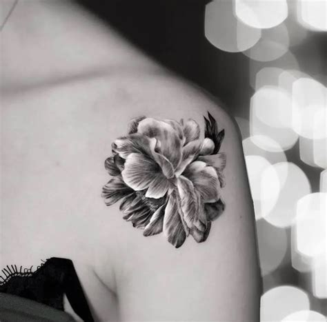 Tatuaggi floreali: significato e simbologia dei fiori